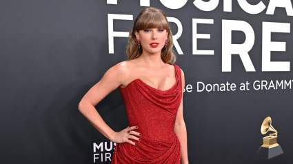SEE: Taylor Swift Gives Her Crew Bonuses that Spark Tears — ‘I’m Gonna Pass Out’