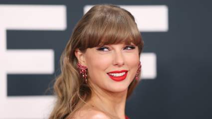 Taylor Swift Drops Jaws in Velvet Minidress on ‘The Late Show’ [PHOTOS]