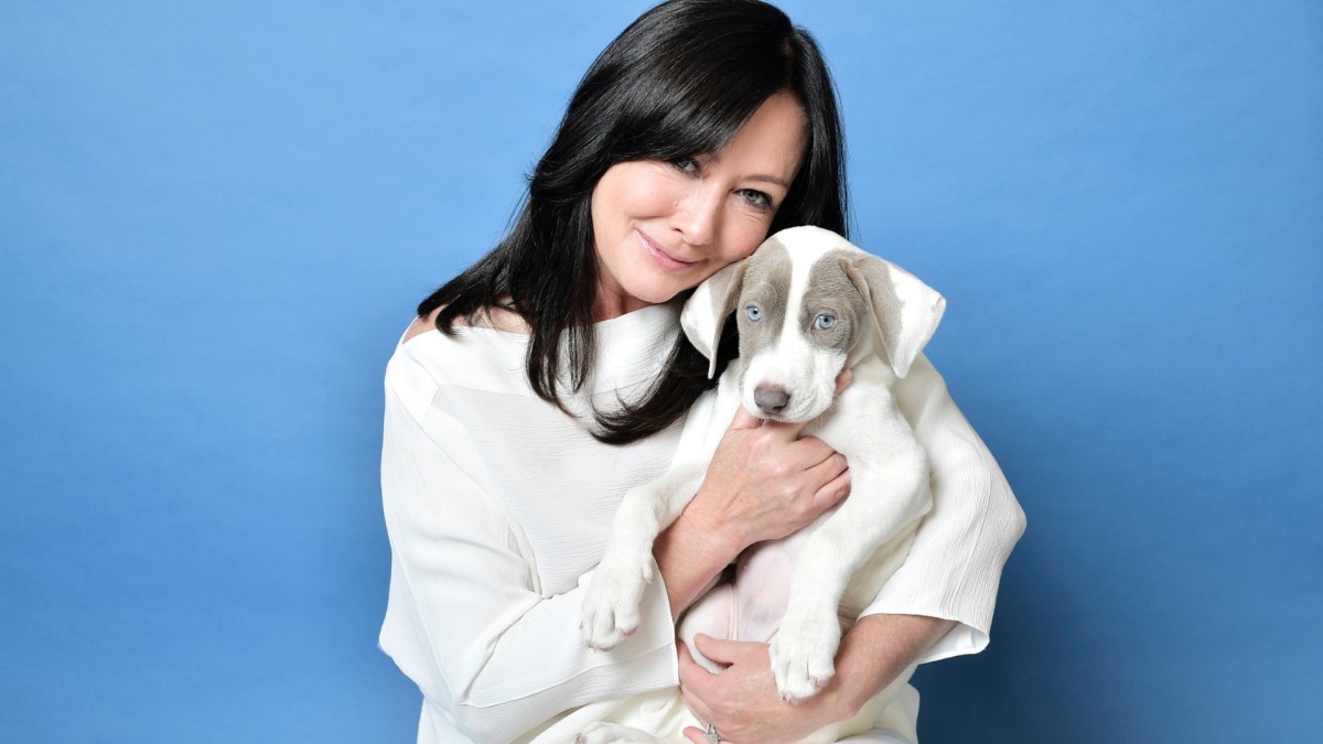 Shannen Doherty poses with a dog