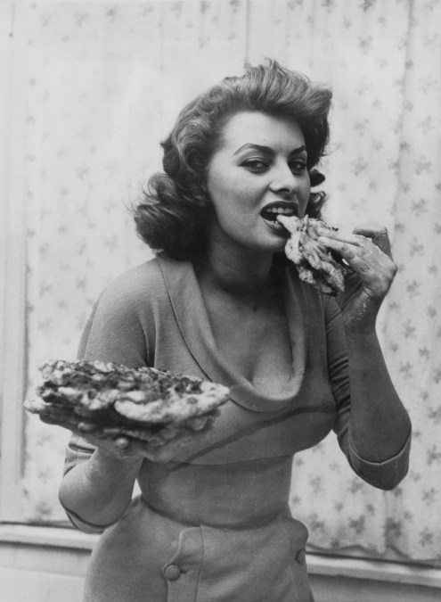 Sophia Loren eating pizza