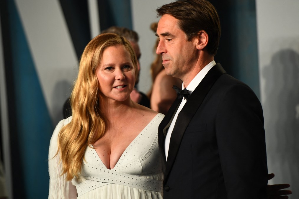Amy Schumer and Chris Fischer attend  the 2022 Vanity Fair Oscar Party 