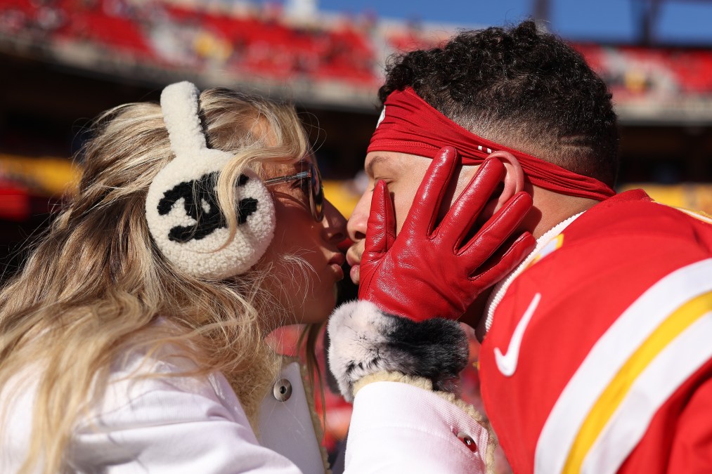 Brittany Mahomes and Patrick Mahomes kissing