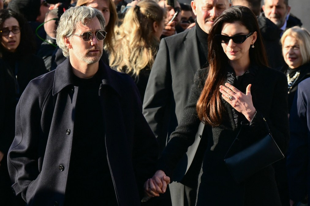 US actor Adam Shulman and US actress Anne Hathaway (R) arrive at the funeral ceremony