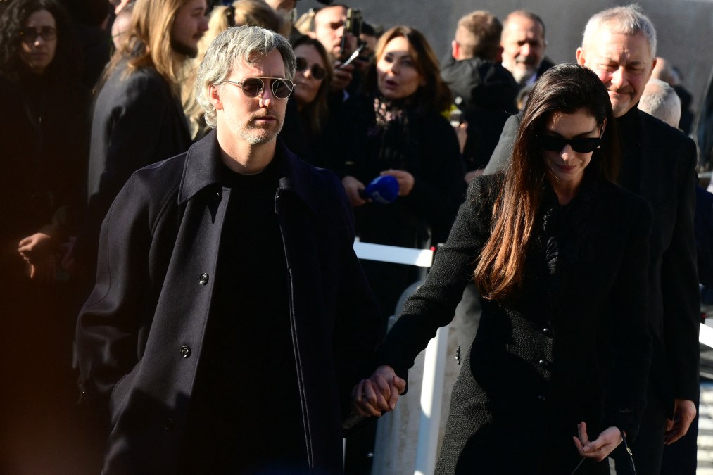 US actor Adam Shulman and US actress Anne Hathaway (R) arrive at the funeral ceremony