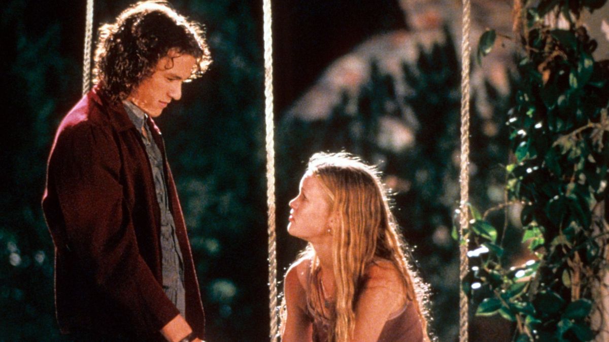 Heath Ledger and Julia Stiles at swing in a scene from the film '10 Things I Hate About You', 1999