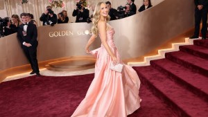 Nikki Glaser walking the red carpet of the Golden Globes 2026.
