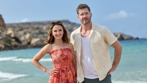 Luke Macfarlane and Rachael Leigh Cook