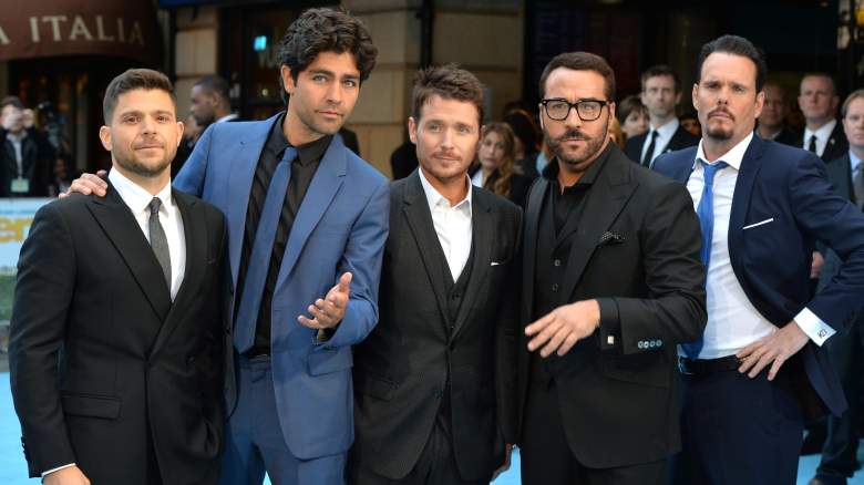 Jerry Ferrara, Adrian Grenier, Kevin Connolly, Jeremy Piven and Kevin Dillon pose for photos at an event