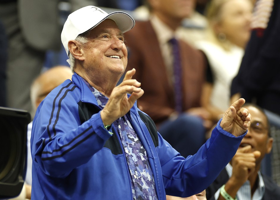 Neil Sedaka waves to the crowd during the Men&rsquo;s Singles Quarterfinal