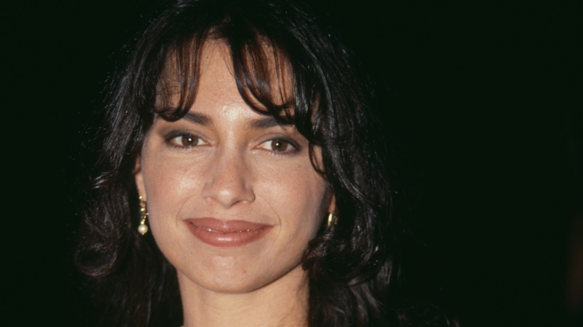 Susanna Hoffs, smiling, in the '90s
