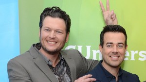 blake shelton and carson daly playfully posing at an event