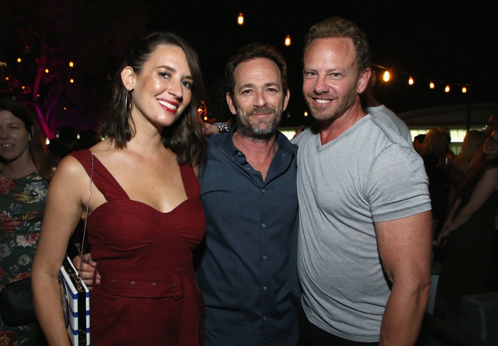 Luke Perry (C) and Ian Ziering (R) with Erin Ludwig (L) in 2018.