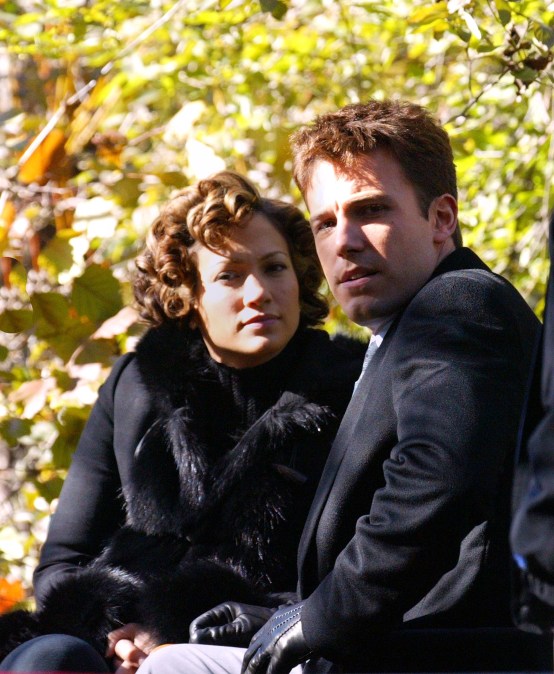 Actor Ben Affleck (R) stands with his girlfriend Jennifer Lopez on the set of "Jersey Girl" in Central Park November 7, 2002 in New York City.