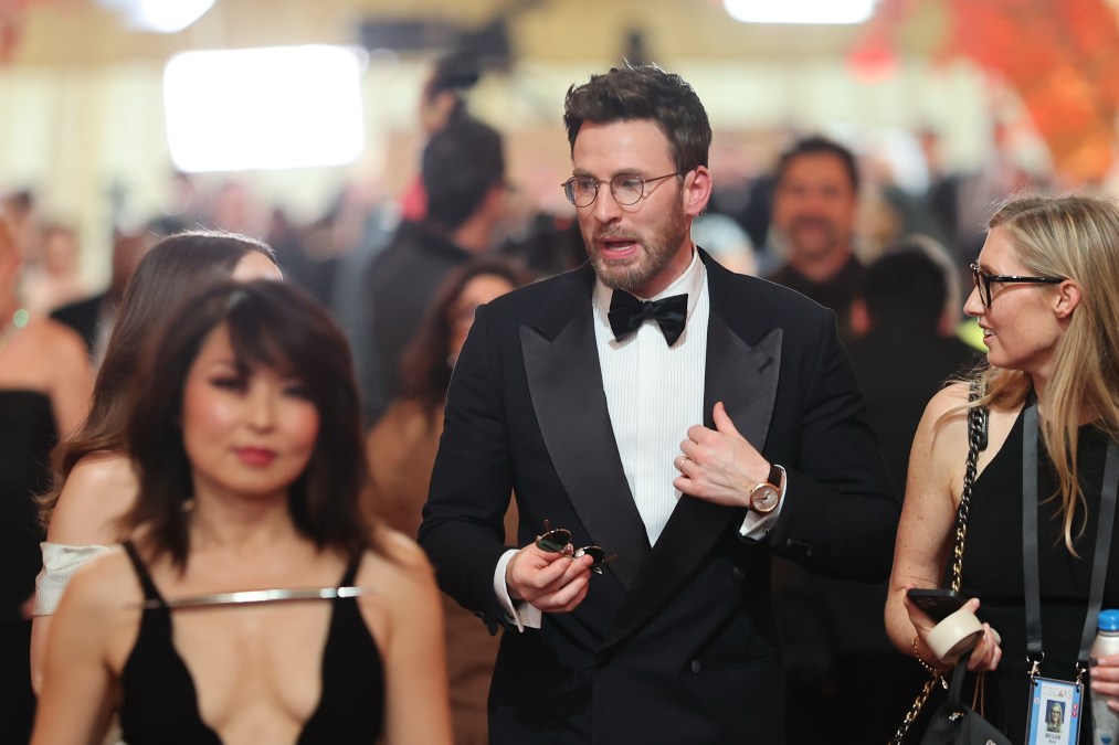 Chris Evans arrives on the red carpet