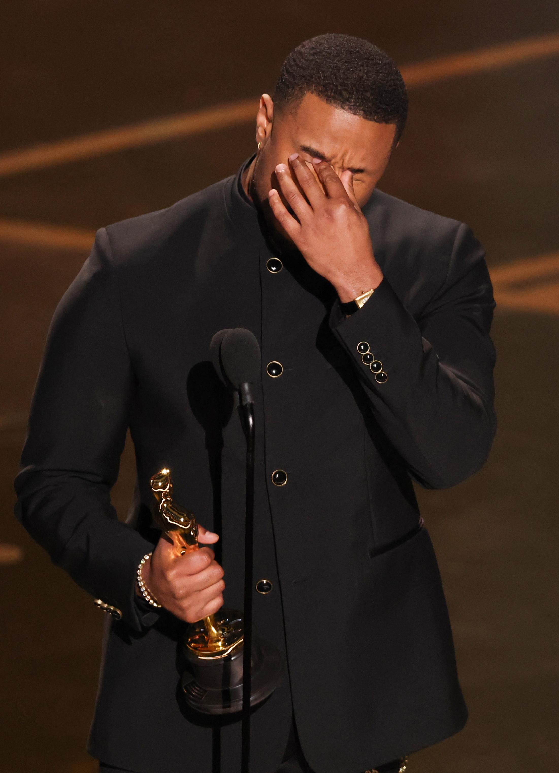 Michael B. Jordan se emocionou durante seu discurso de aceitação do Oscar depois de ganhar o prêmio de Melhor Ator por “O Pecador”.