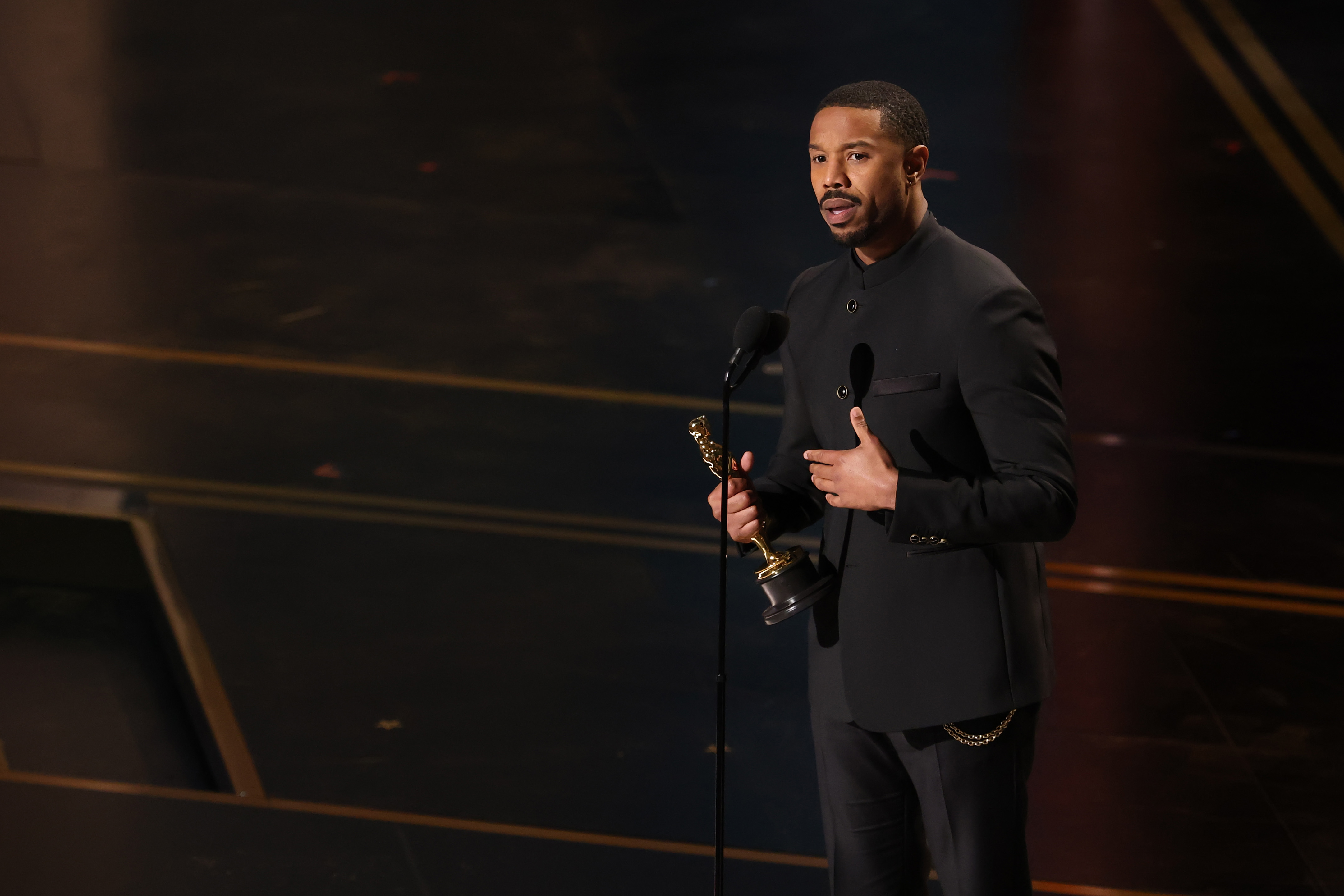 Michael B. Jordan faz seu discurso de aceitação após ganhar o prêmio de Melhor Ator por The Sinner.