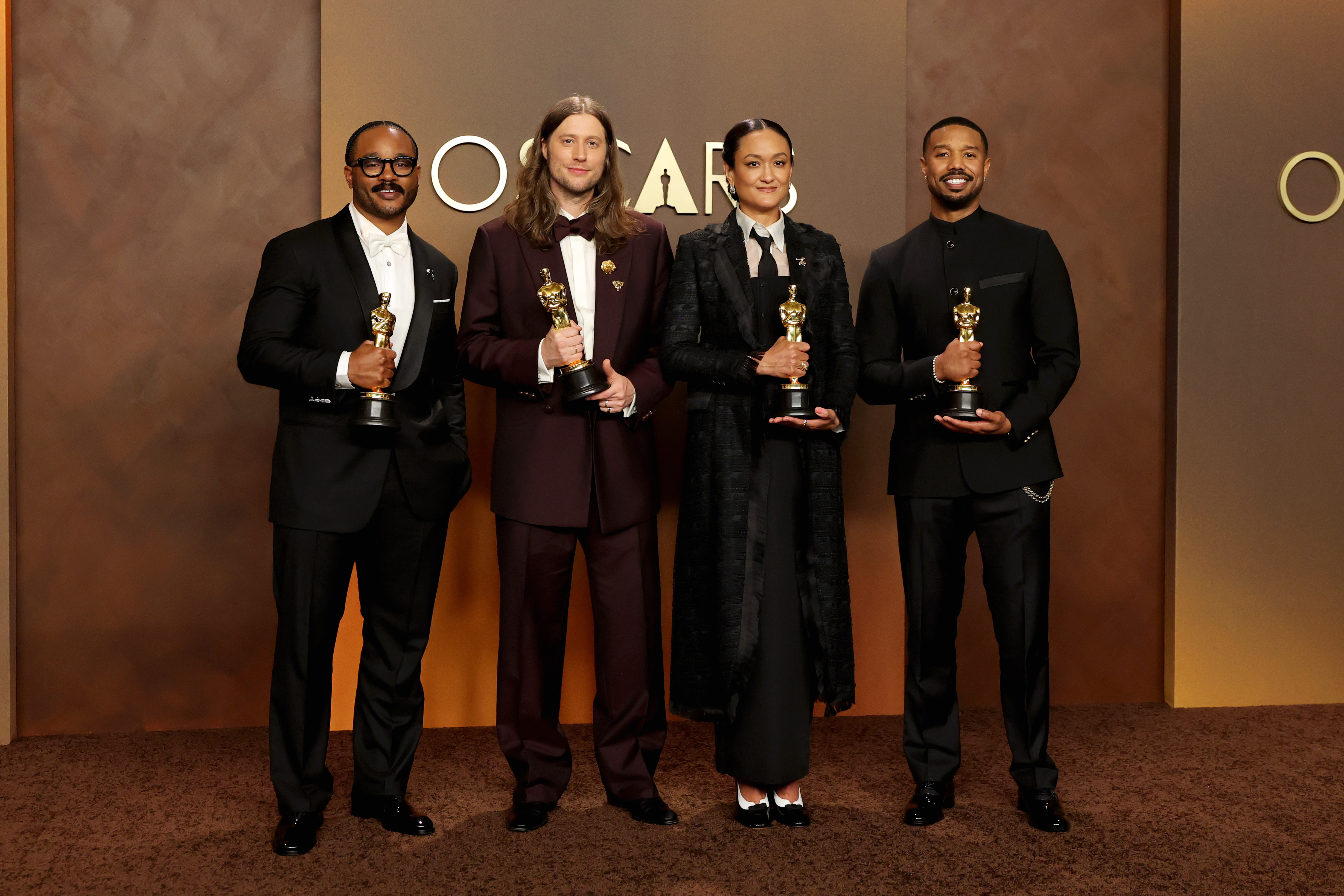 (Da esquerda para a direita) Ryan Coogler, Ludwig Göransson, Autumn Durald Akapa e Michael B. Jordan recebem seus Oscars