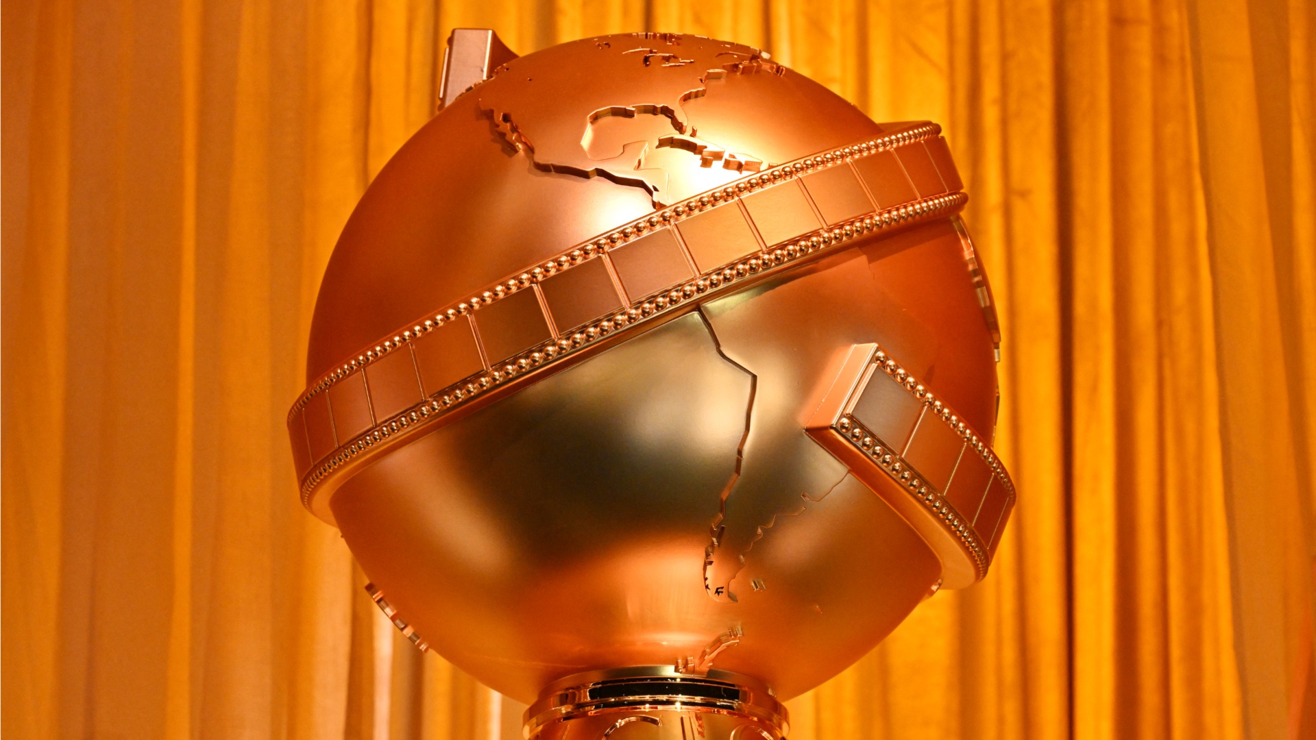 Golden Globes statue