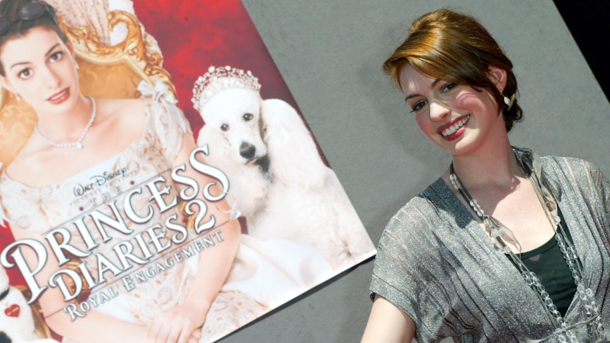 Anne Hathaway smiles at The Princess Diaries 2: Royal Engagement premiere