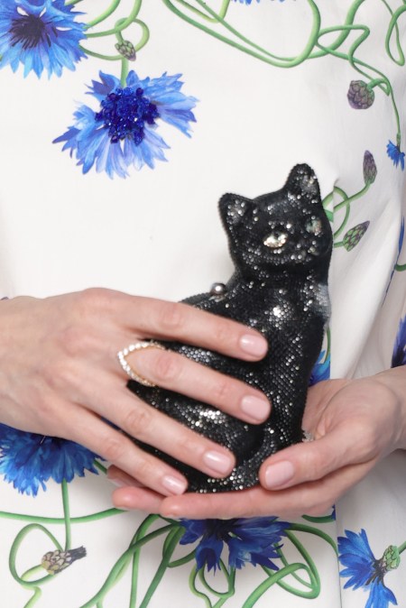 Aubrey Plaza (cat statuette detail).