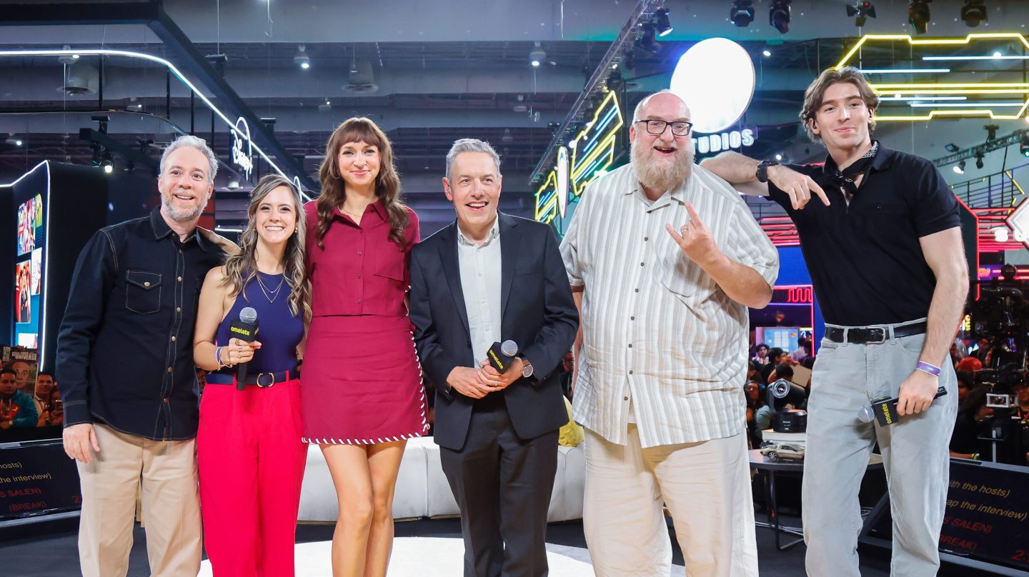 The cast of "Stuart Fails to Save the Universe" pose with the hosts at CCXP Mexico 2026.