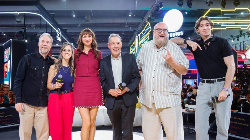 The cast of "Stuart Fails to Save the Universe" pose with the hosts at CCXP Mexico 2026.