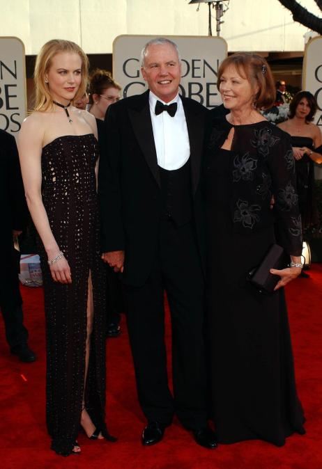 Nicole Kidman (L) and her parents Anthony (C) and Janelle Kidman (R) arrive at the 59th Annual Golden Globe Awards.
