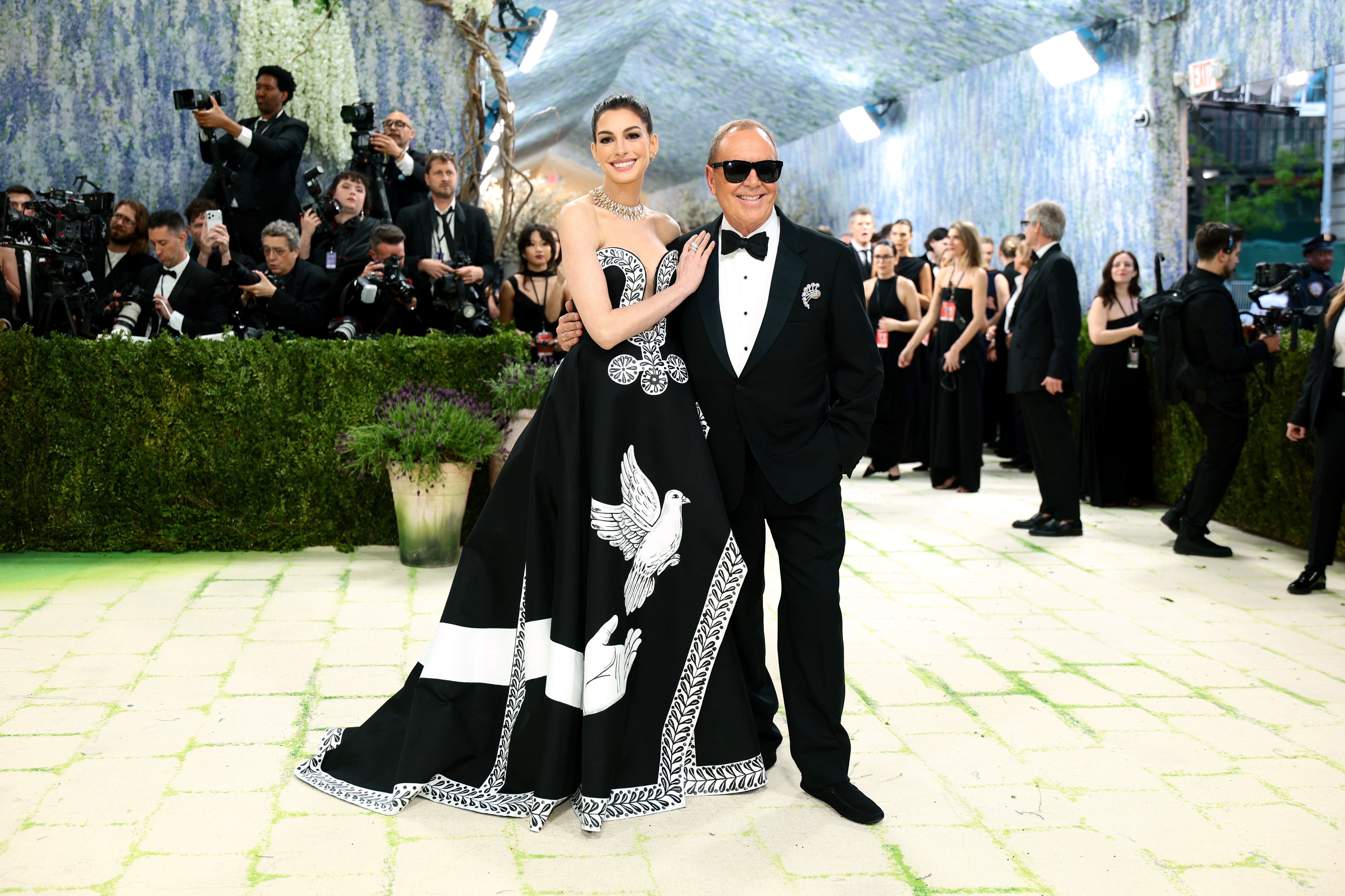 anne-hathaway-wows-2026-met-gala-with-poetry-inspired-dress