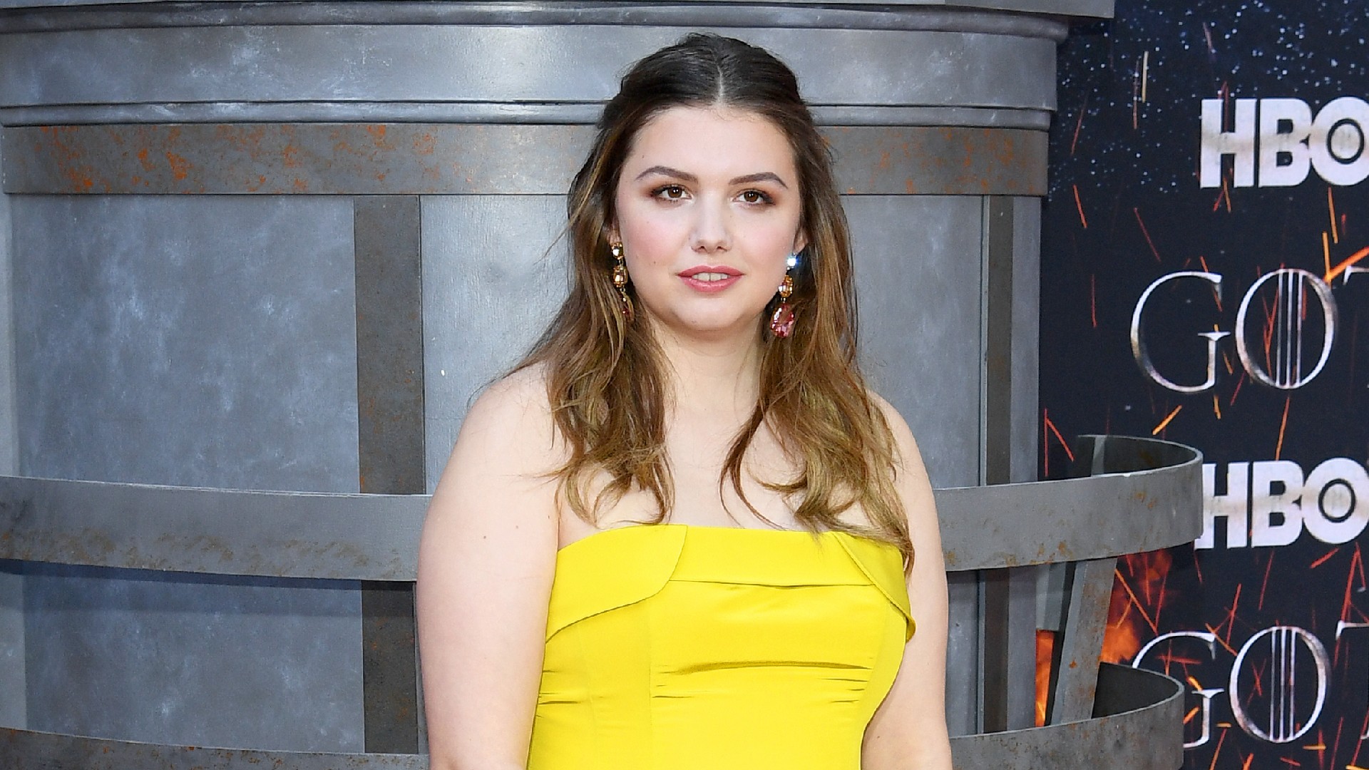 Vestido amarelo Hannah Murray