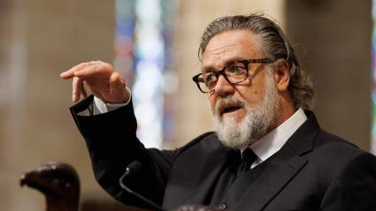 Russell Crowe Stands Up for Himself While Handling Fans Outside Paris Hotel