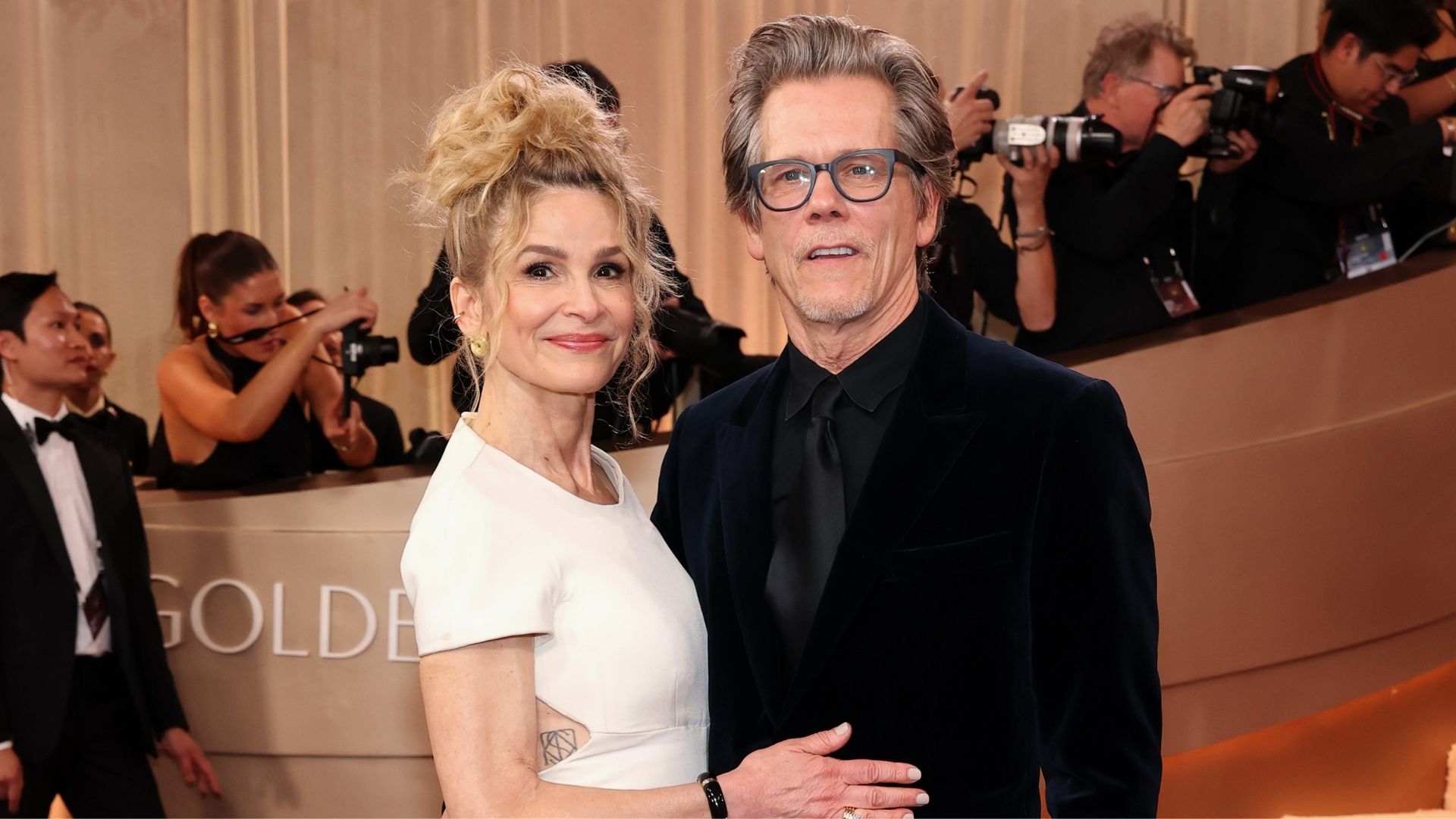 Kevin Bacon compartilha uma linda foto de família na praia com Kyra Sedgwick, de 60 anos, e seus filhos
