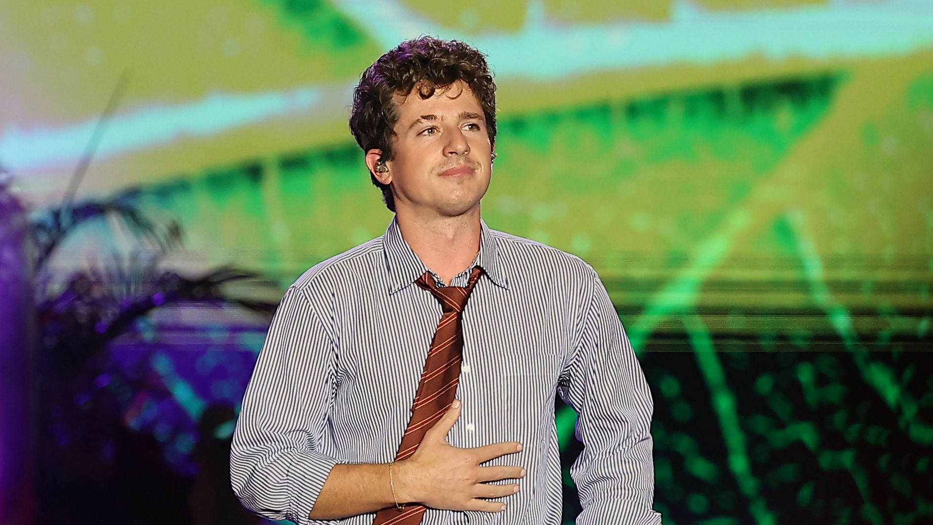 Charlie Puth ‘não consegue se apresentar fisicamente’ no show da Flórida