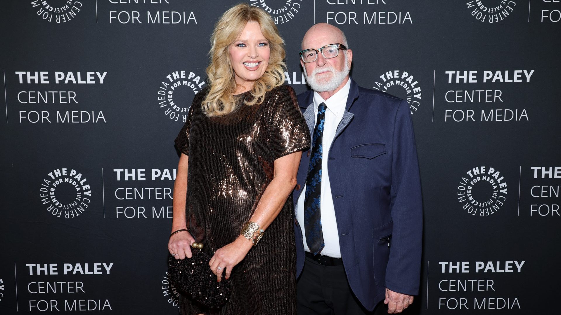 Melissa Peterman comemora 27 anos com o marido John Brady