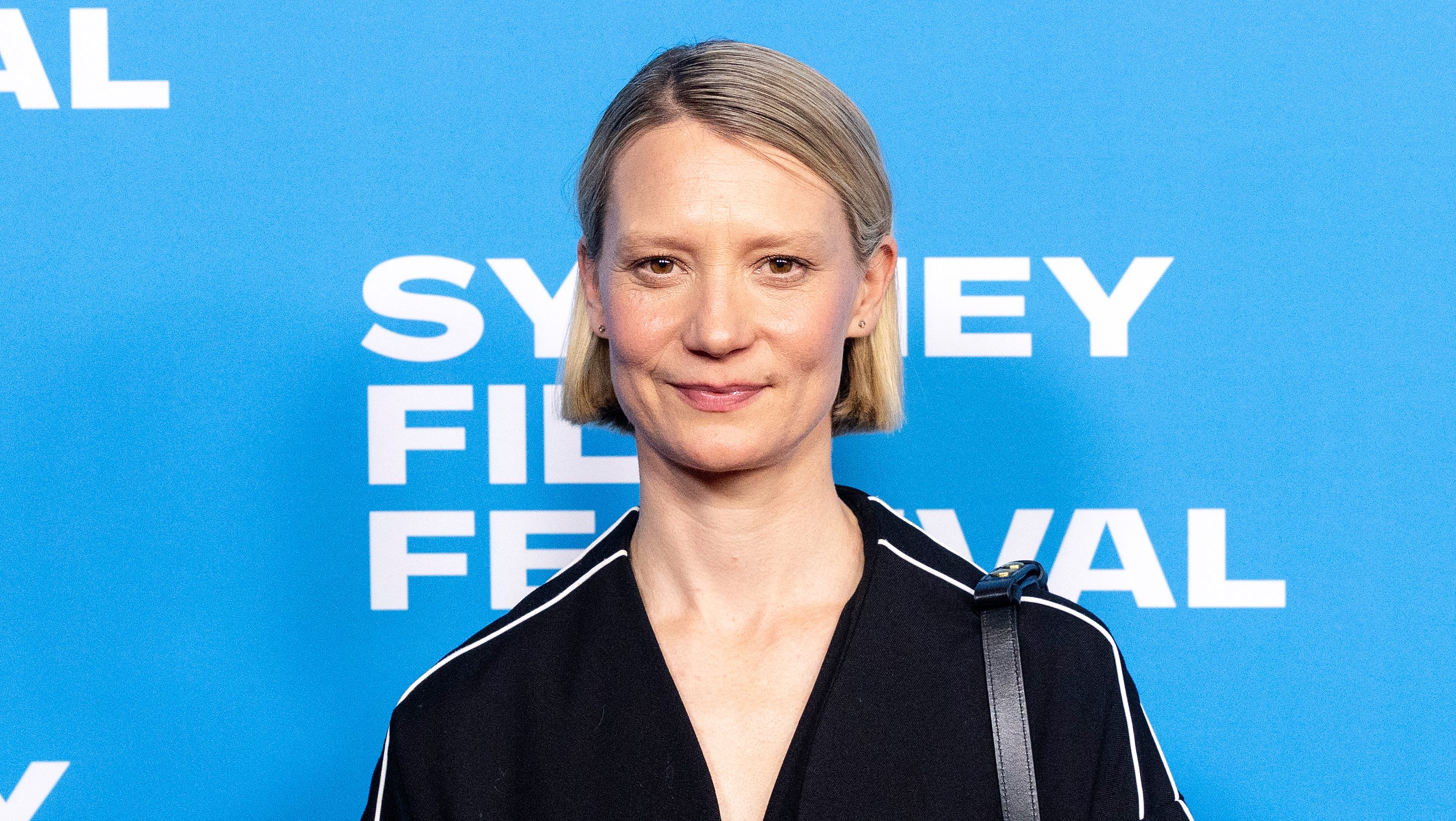 Mia Wasikowska retorna com rara aparição pública