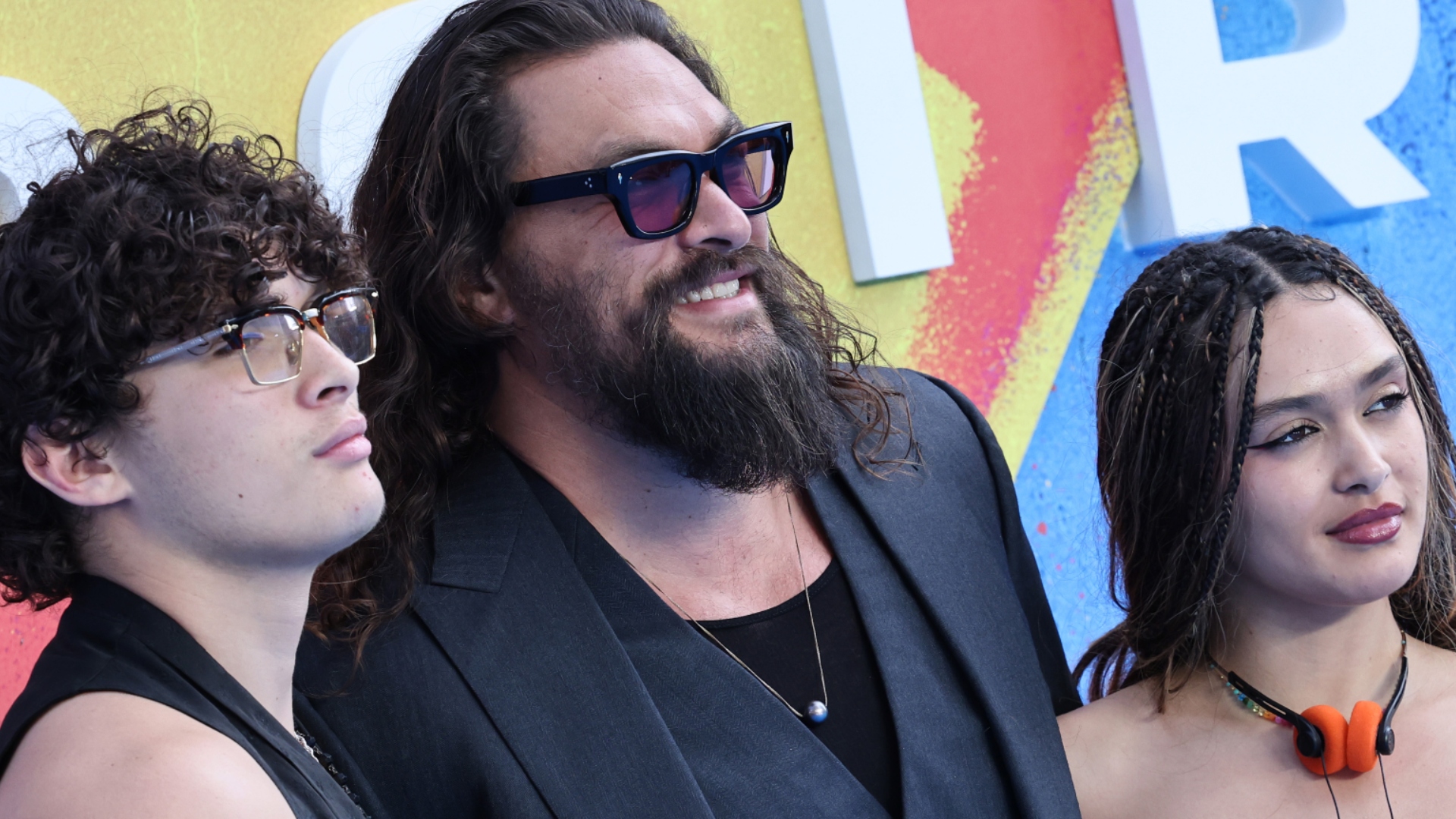 O adolescente deslumbrante de Jason Momoa faz uma aparição rara no tapete vermelho O adolescente deslumbrante de Jason Momoa faz uma aparição rara no tapete vermelho