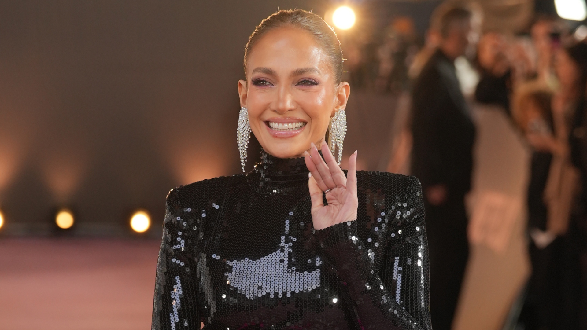 Jennifer Lopez, 56, brilha com lantejoulas no evento ‘Office Romance’