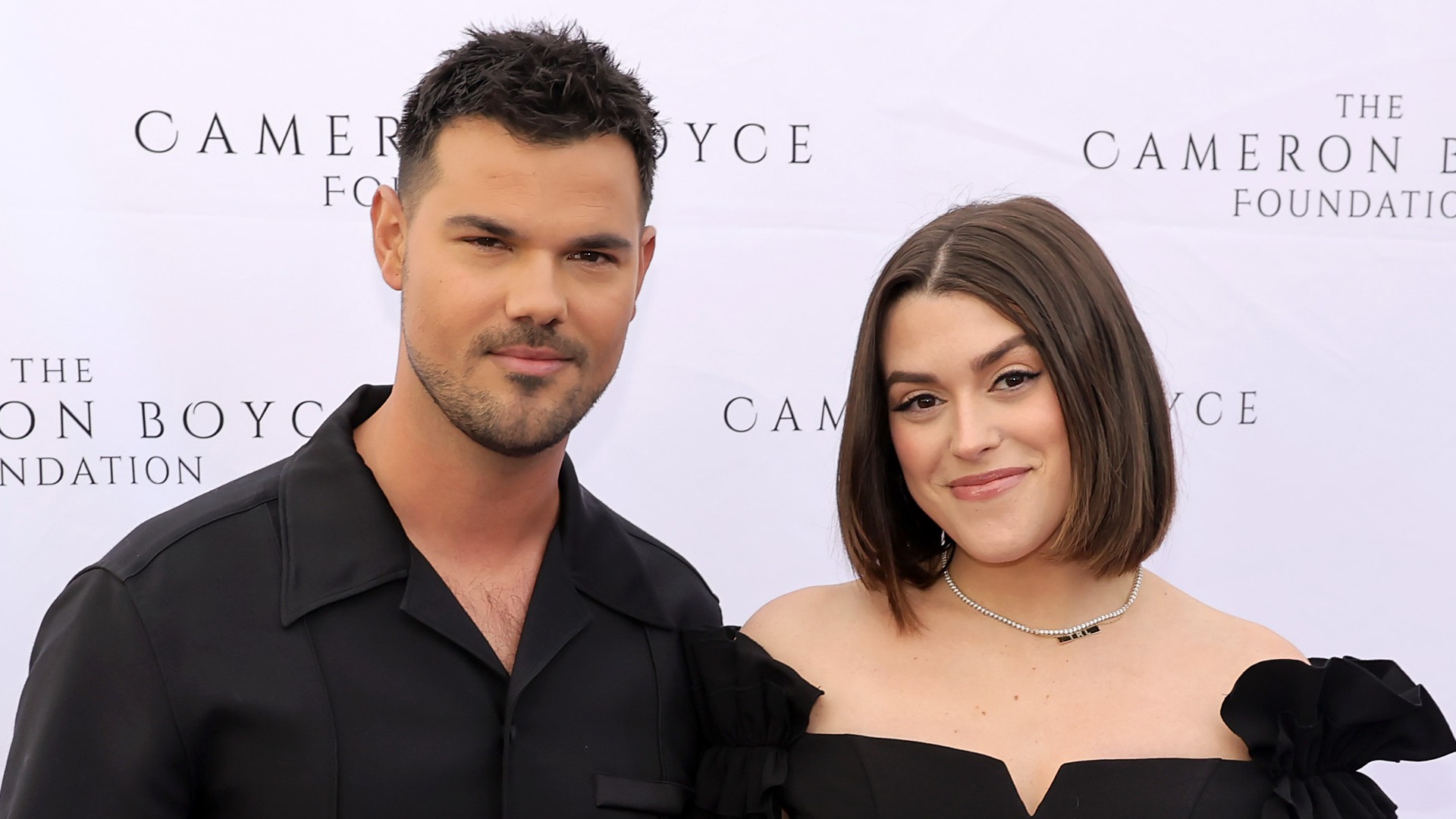 A estrela de Crepúsculo Taylor Lautner compartilha seu sonho emocional que se torna realidade após a revelação do sexo do primeiro bebê