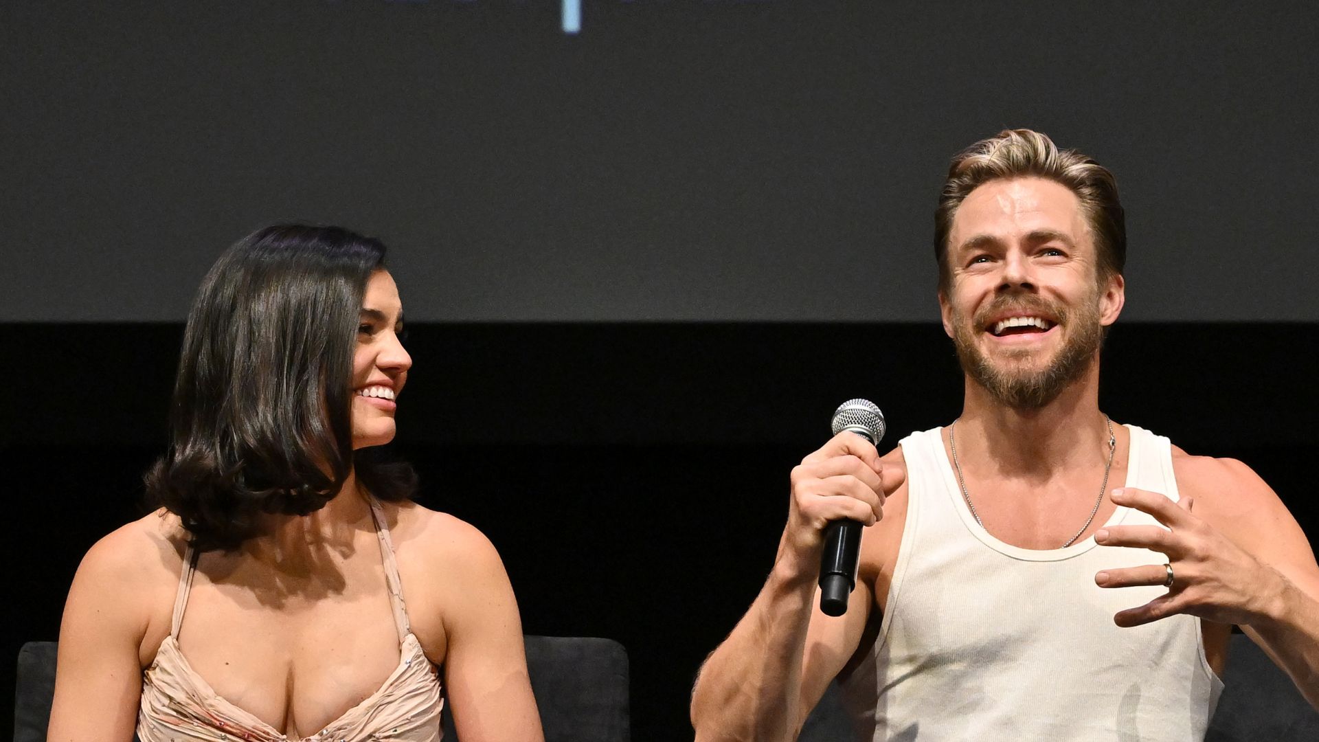 Entrevista exclusiva – Como Derek Hough realmente abraça sua vida, amor e conexões