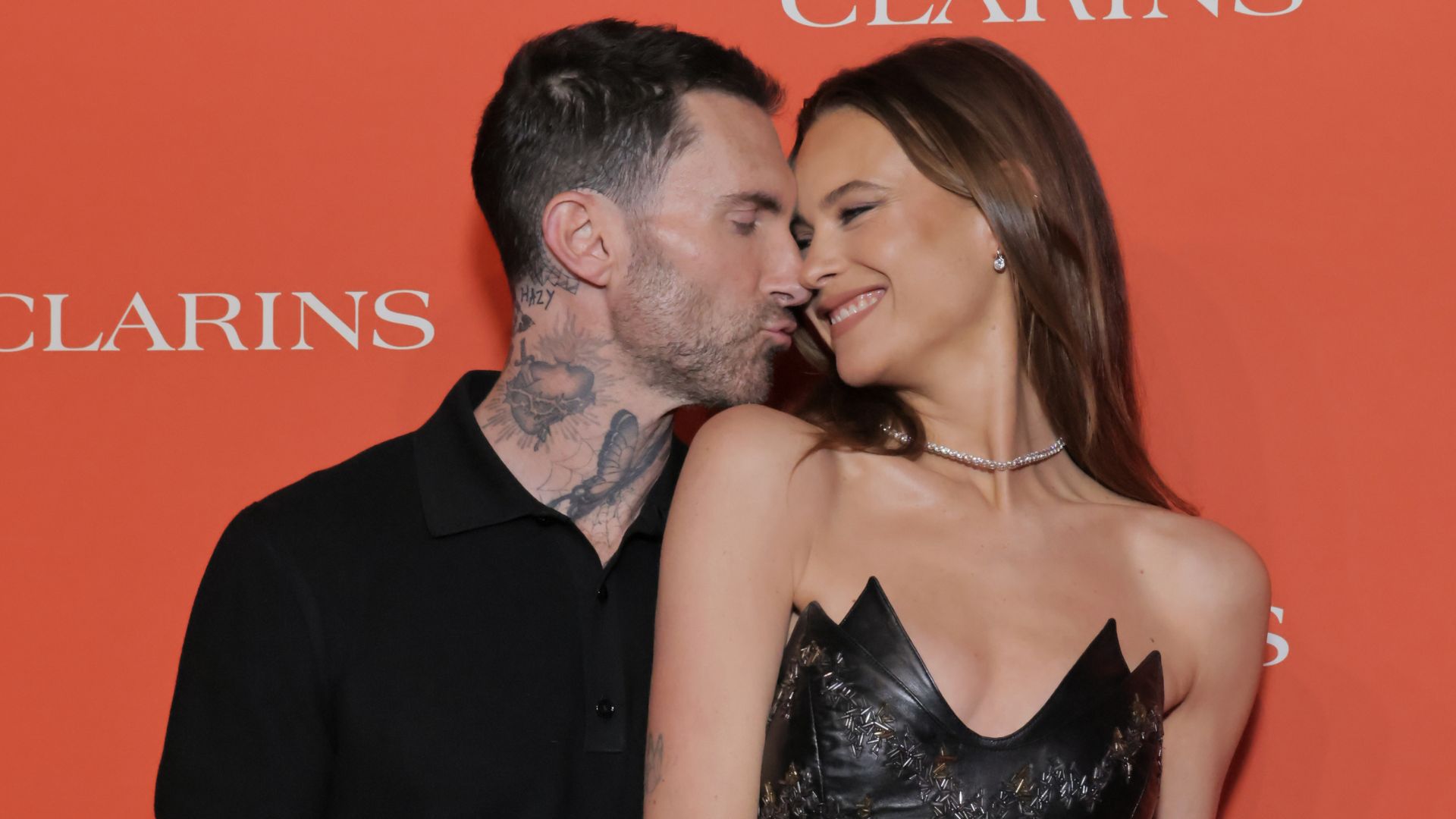 Adam Levine acabou de responder aos rumores sobre problemas no casamento?