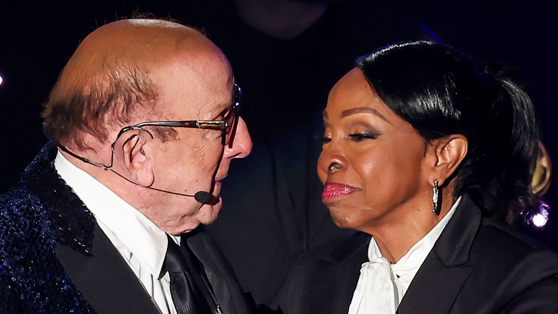 Gladys Knight homenageia Clive Davis com uma homenagem sincera
