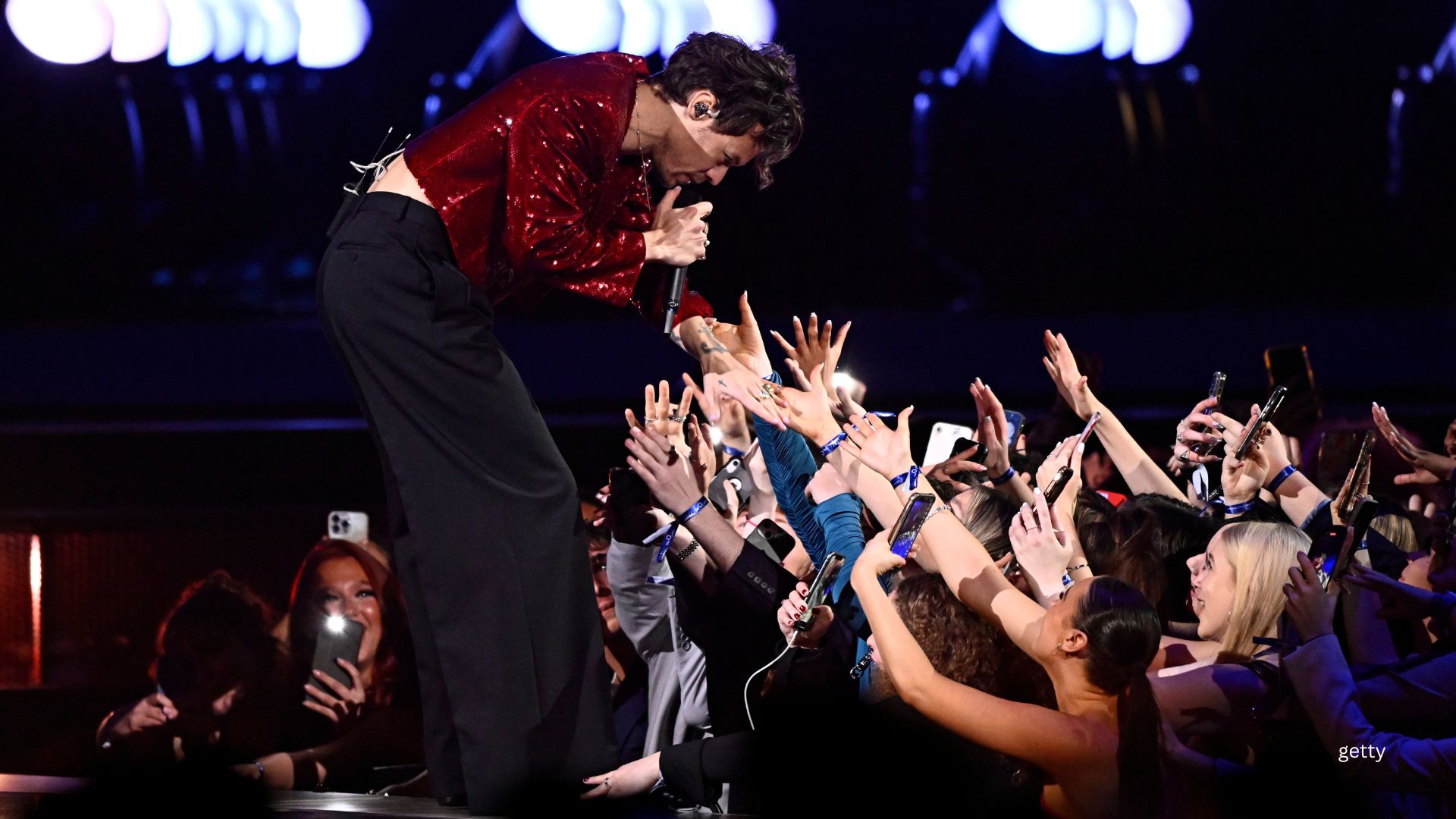 Harry Styles faz uma pausa no meio da música para ajudar fã angustiado, Melting Hearts – VÍDEO