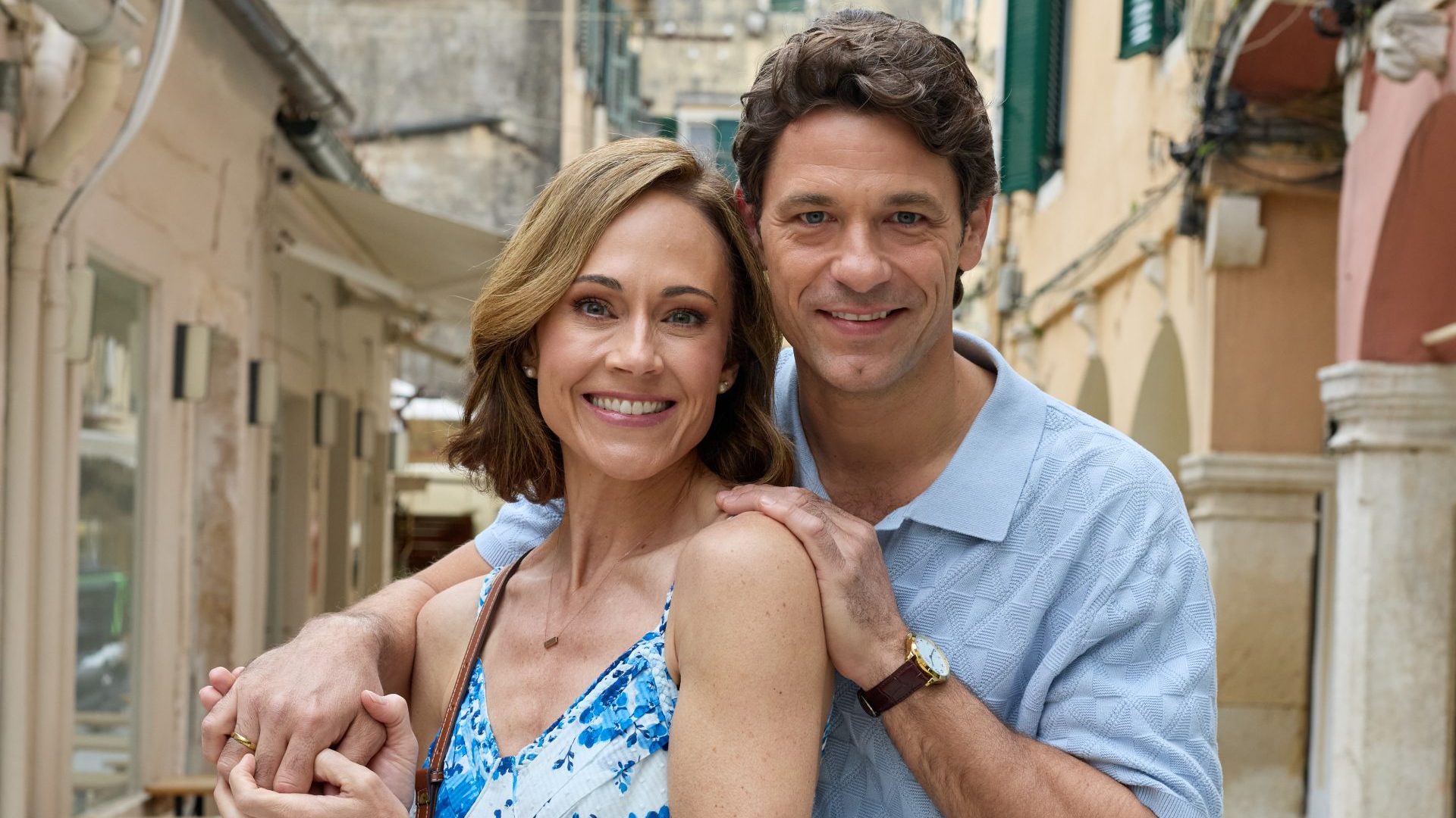 Nikki DeLoach compartilha os bastidores do ‘Corredor Grego’