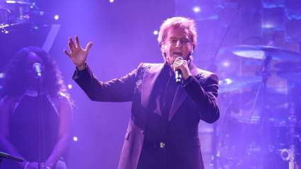 Barry Manilow Shares Heartbreaking Update About His Singing Voice