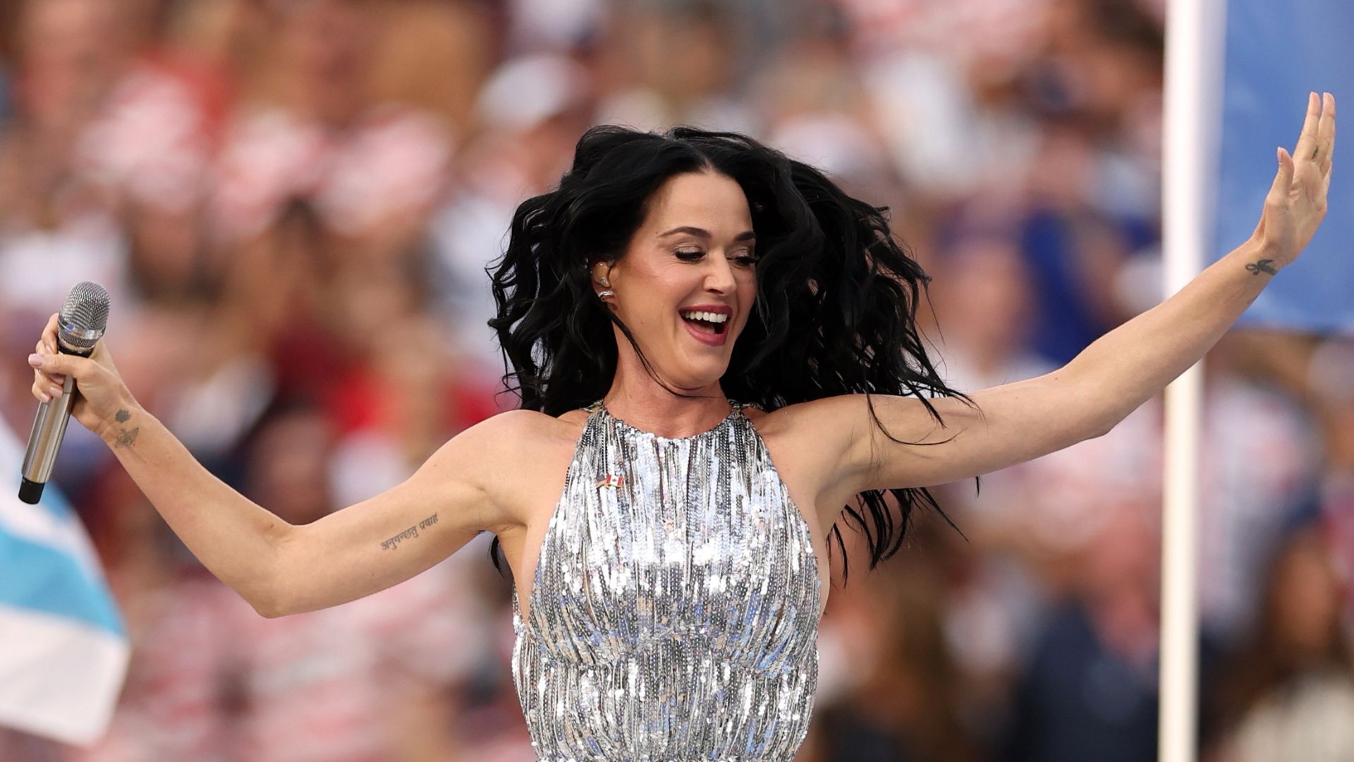 Katy Perry fascinada com seu vestido divertido e com borlas
