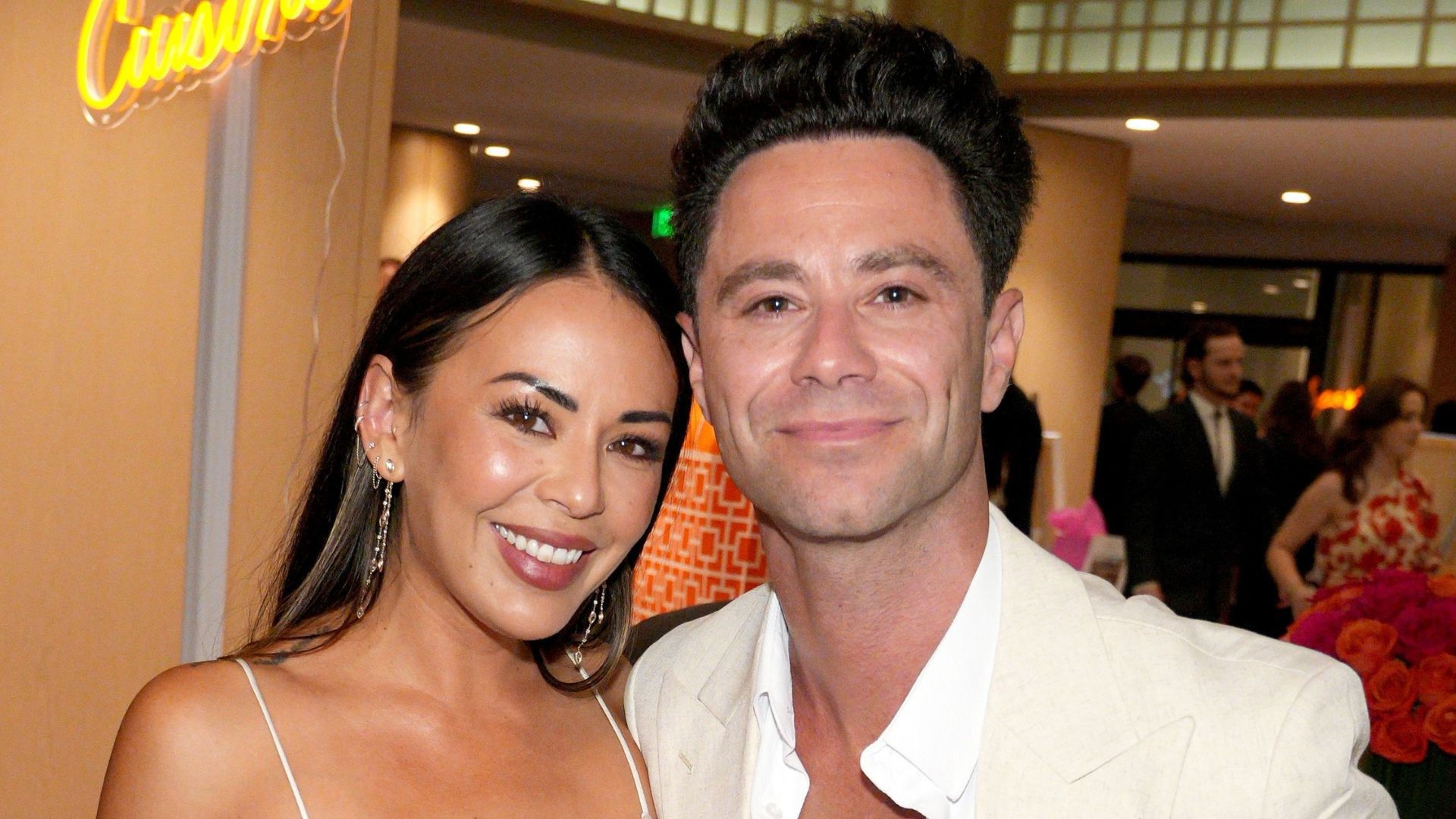 Janel Parrish e Sasha Farber encontro noturno divertido