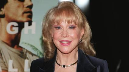 Barbara Eden Recreates Her Iconic ‘I Dream of Jeannie’ Pose During Rare Red Carpet Appearance at 94