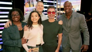 Lai Noelle, Simon Cowell, Terry Crews pose together backstage on 'America's Got Talent.'