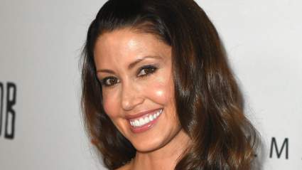 90s Star Shannon Elizabeth’s Fan-Favorite Black Swimsuit Selfie During Her Beachy Vacay