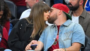 Taylor Swift and Travis Kelce kissing