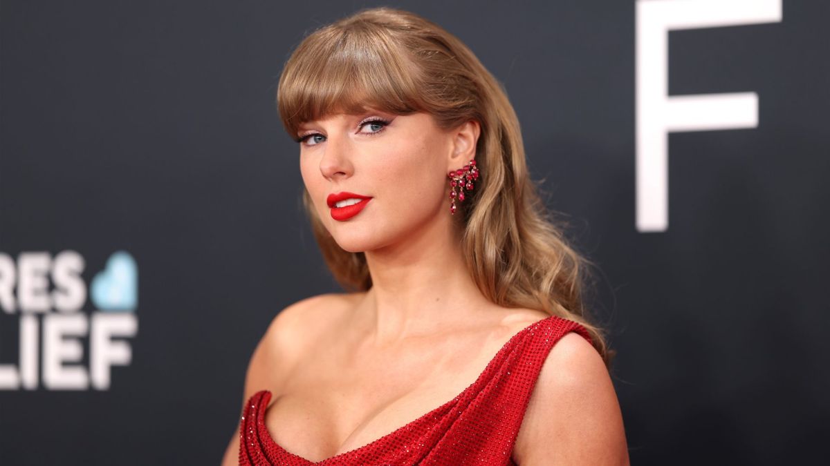 aylor Swift attends the 67th Annual GRAMMY Awards.